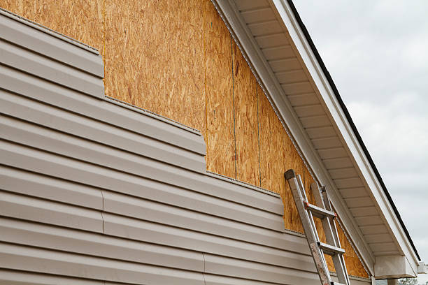 Professional Siding Replacement technician working in Columbiana, OH